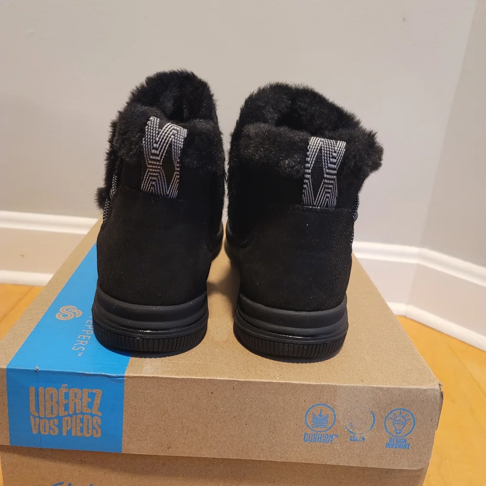 NIB Clarks Cloudstepper Breeze Fur Black Pull On Ankle Winter Boot Snow Size 9